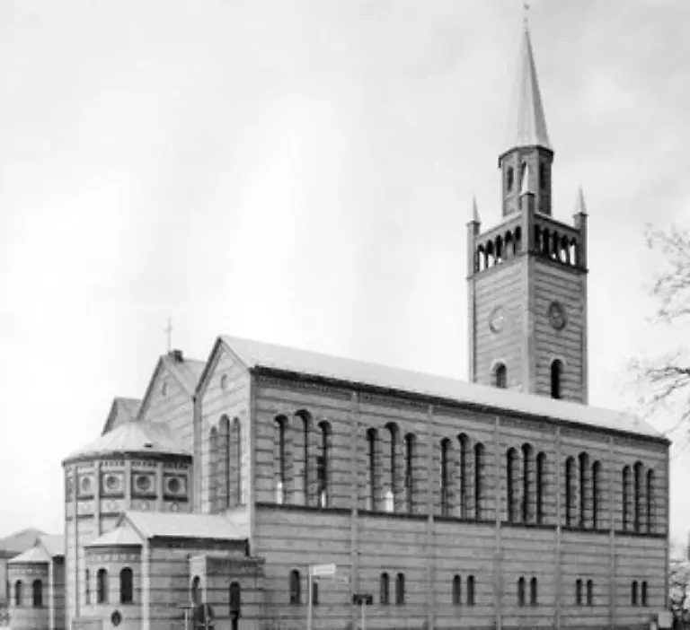 Er-wurde-mit-Uniform-und-Ehrenzeichen-auf-dem-Friedhof-der-Matthaei-Kirche-bestattet