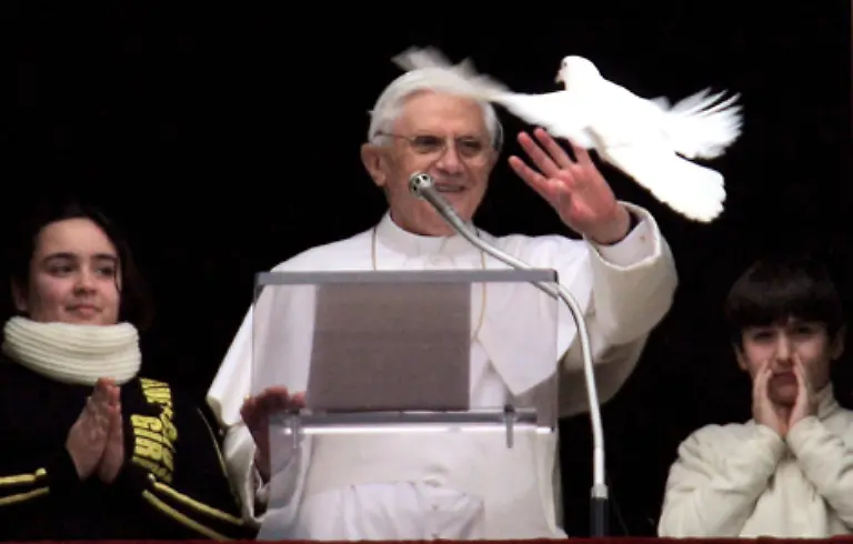 Die-Friedenssymbolik-der-Taube-geht-wahrscheinlich-auf-die-Sintflut-Erzaehlung-in-der-Bibel-zurueck-Eine-von-Noah-aufgelassene-Taube-kehrte-dort-mit-einem-frischen-Olivenzweig-im-Schnabel-zur-Arche-zurueck