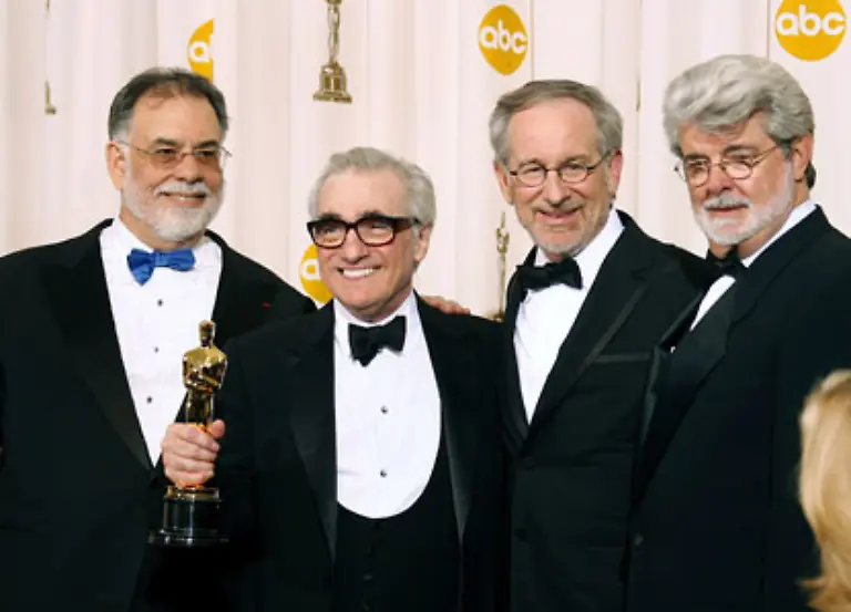So-wurde-er-zu-einem-der-praegendsten-Regisseure-der-USA-der-in-den-70er-Jahren-mit-dem-New-Hollywood-das-Kino-revolutionierte-Im-Bild-v-l-Mit-seinen-langjaehrigen-Wegbegleitern-Francis-Ford-Coppola-Steven-Spielberg-und-George-Lucas