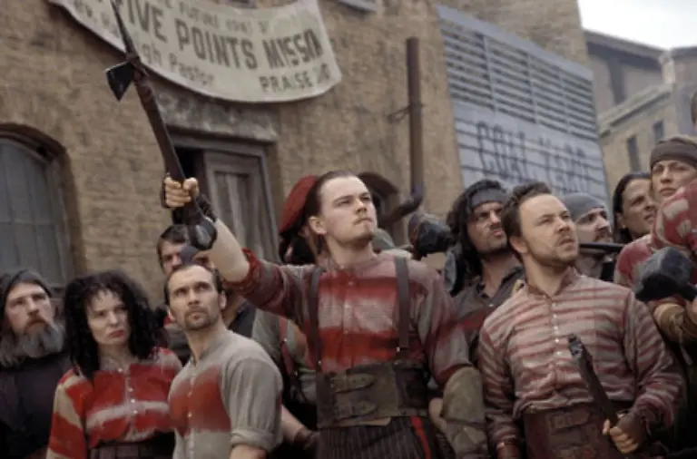 Der-erste-Film-mit-DiCaprio-war-Gangs-Of-New-York-ein-Film-ueber-Bandenkriege-im-19-Jahrhundert