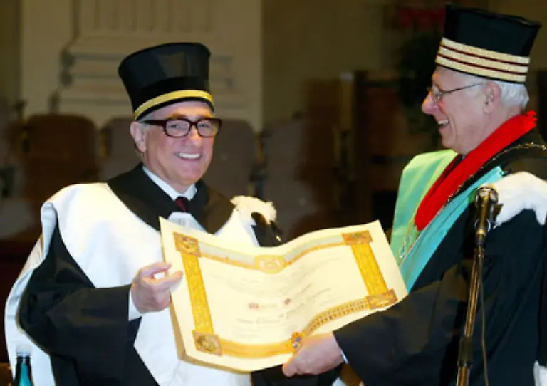 der-auch-akademische-Ehrentitel-traegt
