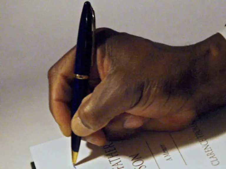 Mit-ihrer-Unterschrift-unter-die-Kinderrechtskonvention-haben-die-Regierungen-allen-Kindern-das-Recht-auf-Ueberleben-Entwicklung-Schutz-und-Beteiligung-garantiert