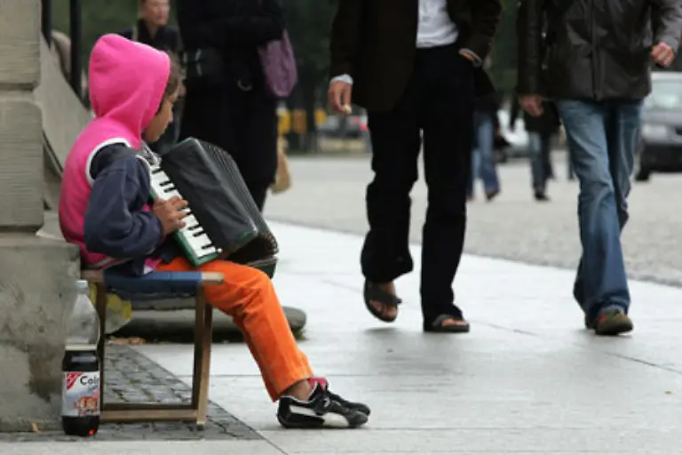 Und-trotzdem-sind-noch-immer-Millionen-Maedchen-und-Jungen-in-der-ganzen-Welt-schutzlos-Ausbeutung-und-Gewalt-ausgeliefert