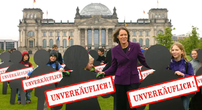 Jedes-Jahr-werden-1-2-Millionen-Maedchen-und-Jungen-Opfer-von-Menschenhaendlern