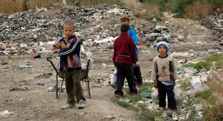 Kinderrechtsverletzungen-jeglicher-Art-sind-aber-nicht-nur-ein-Problem-der-Entwicklungslaender-Auch-in-der-EU-gibt-es-Gewalt-Kinderhandel-Diskriminierung