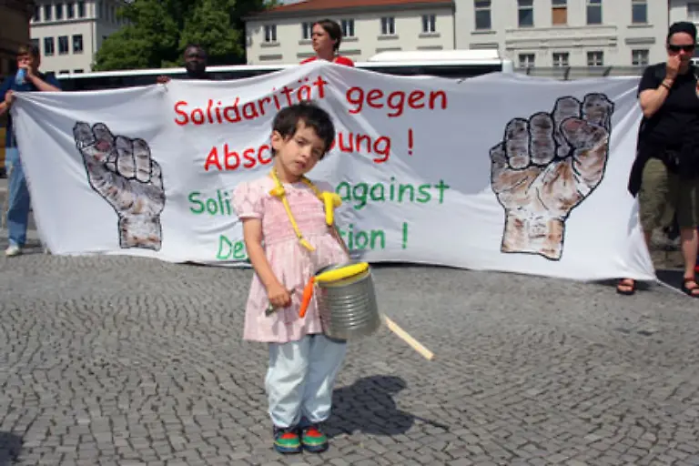 und-Fluechtlingskinder-ohne-festen-Aufenthaltstitel-sind-bei-der-medizinischen-Versorgung-und-bei-der-Bildung-benachteiligt-16-jaehrige-Asylbewerber-koennen-sogar-zusammen-mit-Erwachsenen-in-Abschiebehaft-genommen-werden