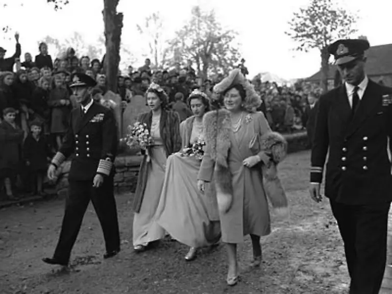 Der-Prinz-mit-dem-trockenen-Humor-sieht-das-etwas-anders-Er-vermutet-dass-das-Ganze-doch-arrangiert-war-dennoch-verliebte-er-sich-ein-Jahr-vor-der-Hochzeit-in-die-junge-Monarchin