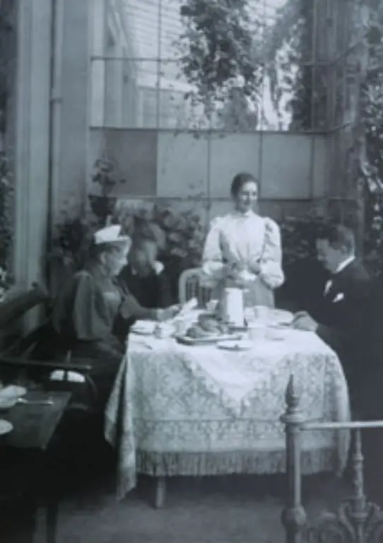 Paula-mitte-waechst-in-einem-liberal-buergerlichen-Haushalt-auf-in-dem-Literatur-Musik-und-Kunst-wichtig-sind