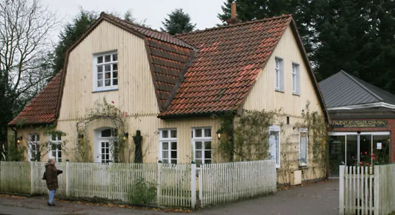 Als-die-junge-Malerin-etwas-Geld-erbt-beschliesst-sie-dorthin-zu-ziehen