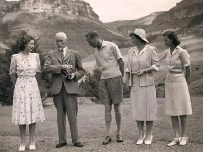 der-die-Prinzessin-auf-einer-Safari-in-der-damaligen-Kolonie-Kenia-begleitet-hatte-wo-sie-vom-Tod-des-Vaters-erfuhr-Dieses-Foto-stammt-allerdings-von-einer-Reise-aus-Sued-Afrika