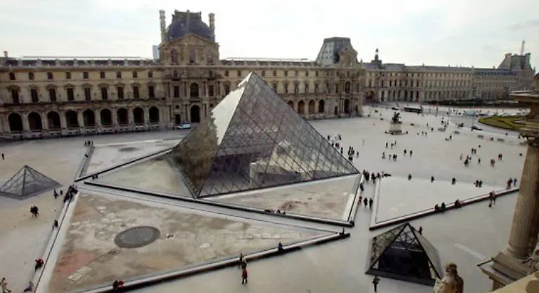 Besonders-praegend-sind-fuer-Paula-ihre-Aufenthalte-in-Paris-Sie-verbringt-ihre-Freizeit-haeufig-im-Louvre-besucht-Zeichenkurse-und-lernt-viele-Kuenstler-kennen