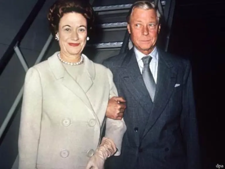 Die-Abdankung-ihres-Onkels-Edward-VIII-wegen-seiner-Liebe-zur-geschiedenen-US-Buergerin-Wallis-Simpson-1936-hatte-zur-Folge