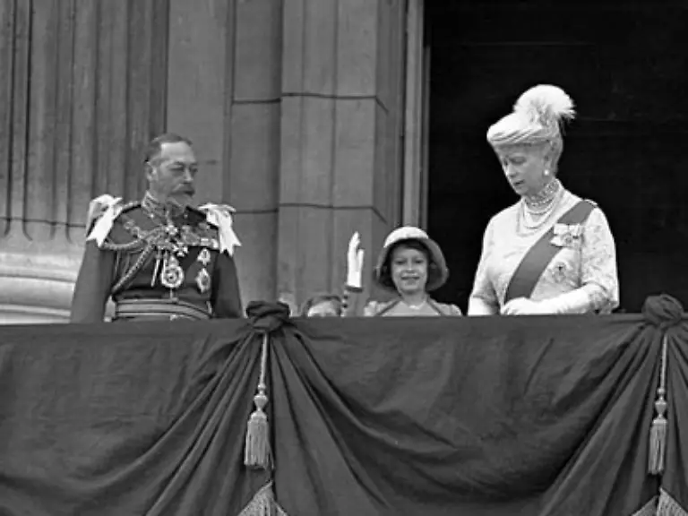 Wenn-unser-Vater-Koenig-wird-wirst-Du-dann-einmal-Queen-fragte-damals-die-auf-diesem-Foto-fast-nicht-sichtbare-Prinzessin-Margaret
