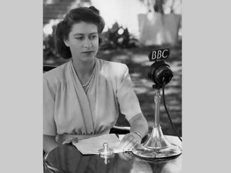 Weil-sie-ihren-Beitrag-zur-Landesverteidigung-leisten-wollte-trat-Elizabeth-noch-im-April-1945-als-Lastwagenfahrerin-in-die-freiwilligen-militaerischen-Hilfsdienste-ein-Hier-machte-sie-auch-ihren-Fuehrerschein