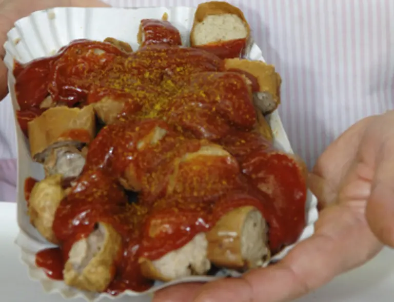 einer-volksnahen-Brat-oder-Currywurst