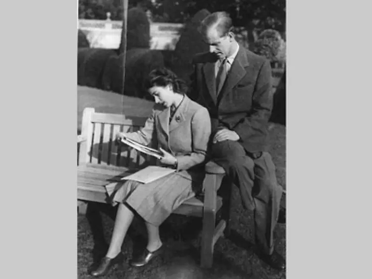 Danach-brachen-gluecklichere-Zeiten-an-Elizabeth-und-der-schneidige-Marineleutnant-Prinz-Philip-heirateten-im-November-1947-im-Westminster-Abbey