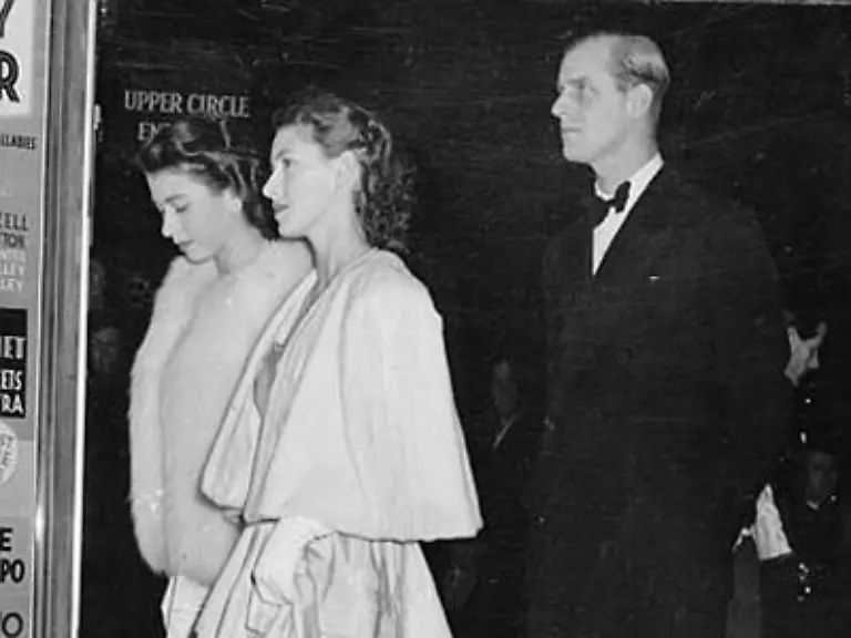 Bereits-als-13-Jaehrige-hatte-sich-Elizabeth-unsterblich-in-Philip-Mountbatten