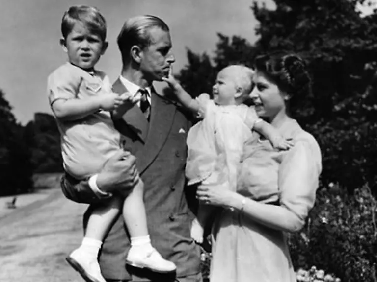 dass-es-nur-einen-Mann-auf-der-Welt-gibt-der-die-Queen-wie-eine-normale-Frau-behandelt-und-das-ist-ihr-Ehemann-schrieb-Gyles-Brandreth-in-seiner-Doppelbiografie-des-Paares