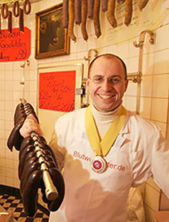 In-Berlin-Neukoelln-gibt-es-eine-ganz-besondere-Blutwurst-denn-Fleischermeister-Marcus-Benser-darf-sich-Chevalier-du-Gote-Boudin-Blutwurstritter-nennen