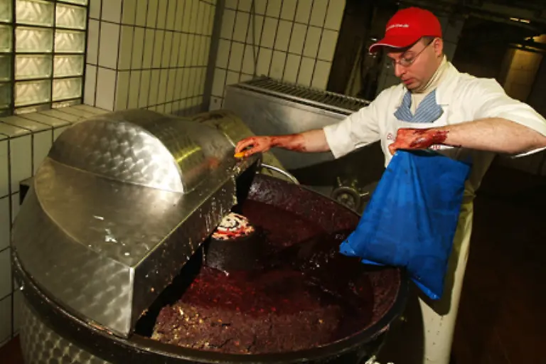 Dafuer-fuellt-er-frisches-Schweineblut-aus-blauen-Saecken-in-einen-Cutter-Dort-wird-es-geruehrt