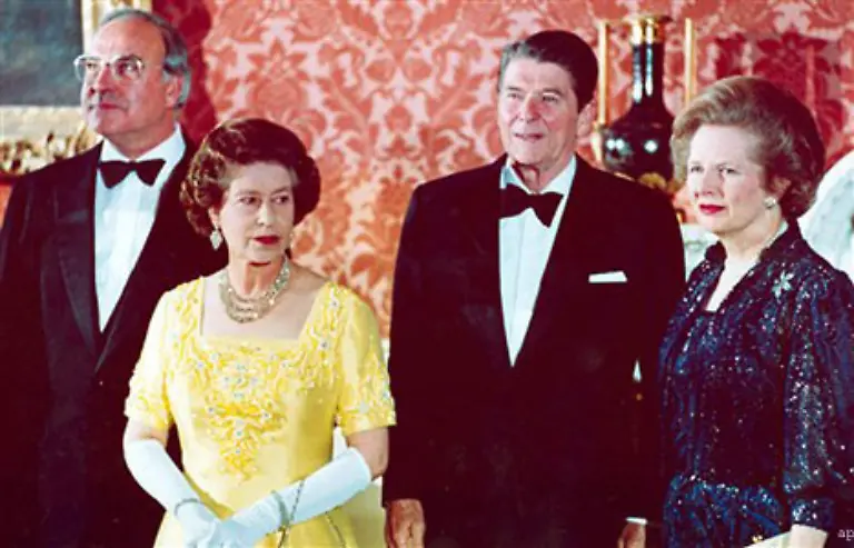 Die-Queen-als-Herrscherin-ist-daher-zugleich-auch-Zeitzeugin-so-umwaelzender-historischer-Ereignisse-wie-dem-Untergang-des-britischen-Empire-der-Gruendung-der-Europaeischen-Union-dem-Fall-der-Berliner-Mauer-und-des-Kommunismus-in-ganz-Osteuropa