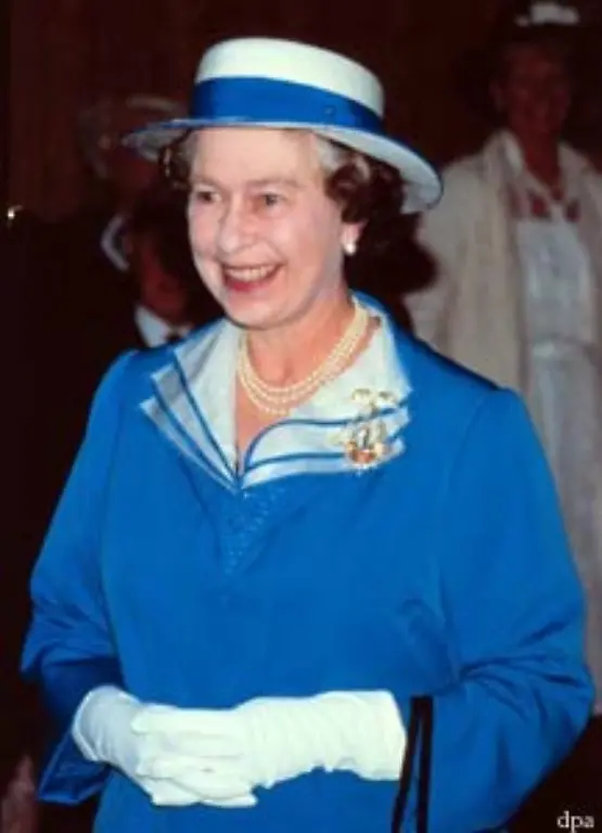Eine-der-schoensten-Geschichten-die-ihre-Schlagfertigkeit-belegt-ist-diese-Auf-dem-Weg-zum-Schloss-Balmoral-in-Schottland-entdeckte-die-Queen-am-Strassenrand-einen-kleinen-Laden-und-betrat-ihn-neugierig