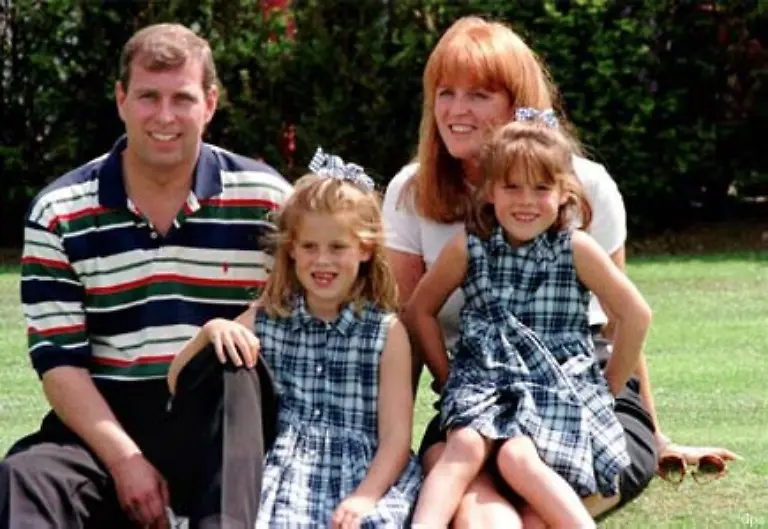 Das-Jahr-1992-Hoehepunkt-einer-Krisenserie-erklaerte-die-Queen-zu-ihrem-persoenlichen-Schreckensjahr-Im-Maerz-trennt-sich-Prinz-Andrew-von-seiner-Frau-Fergie