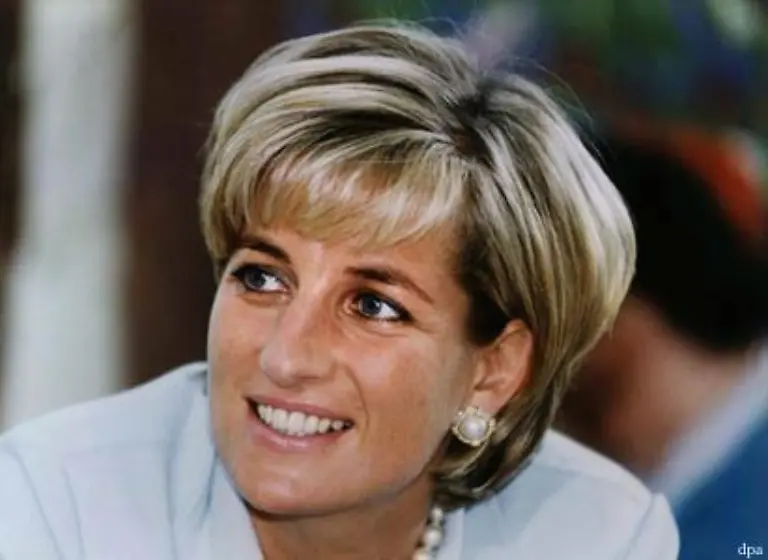 Fuenf-Jahre-spaeter-beim-Tod-von-Diana-im-August-1997-scheint-der-Instinkt-der-Queen-zu-versagen-und-sie-geraet-selbst-in-die-Kritik