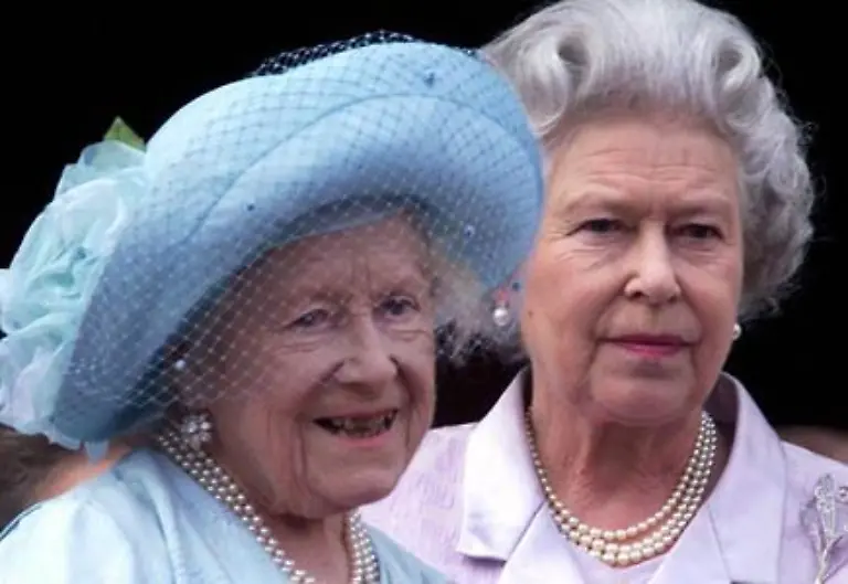 Bei-der-Vermittlung-dieses-Telefonates-durfte-die-Telefondame-in-der-Palastvermittlung-immer-den-legendaeren-Satz-sagen-Your-majesty-her-majesty-your-majesty