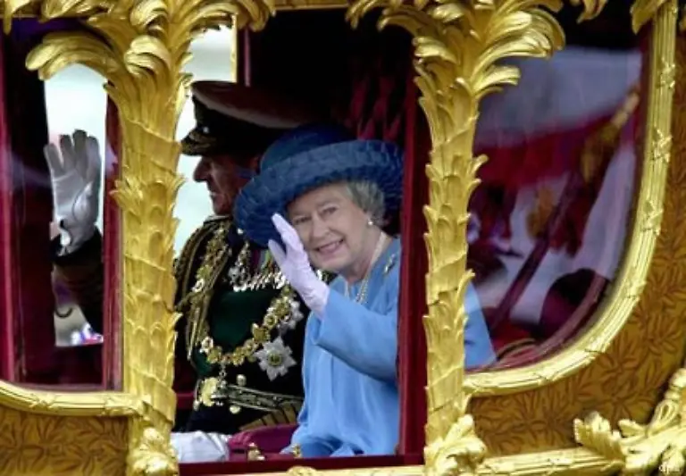 Beim-Goldenen-Thronjubilaeum-feierten-Millionen-von-Briten-auf-den-Strassen-dennoch-ihre-Queen-Doch-auch-ihr-duerfte-die-eigene-Endlichkeit-deutlicher-denn-je-vor-Augen-gefuehrt-worden-sein
