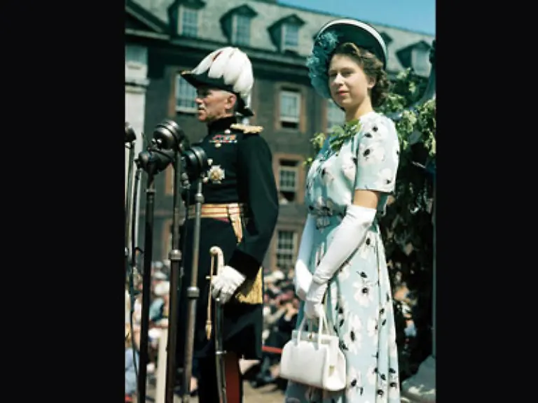 Wenn-es-darum-geht-was-sie-anzieht-ist-die-Queen-wie-alle-Frauen-verraet-ihr-deutscher-Schneider-Karl-Ludwig-Rehse-Sie-schaut-am-Morgen-den-Himmel-an-und-in-ihren-Kleiderschrank