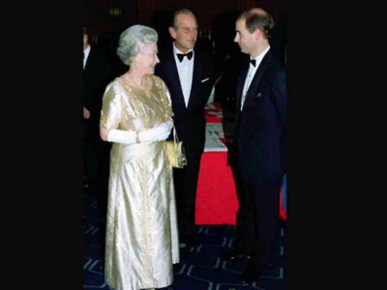 Sie-prueft-ihre-Stimmungslage-und-entscheidet-dann-Niemand-kann-vorher-sagen-was-sie-tragen-wird-Die-Queen-ist-sich-immer-treu-geblieben