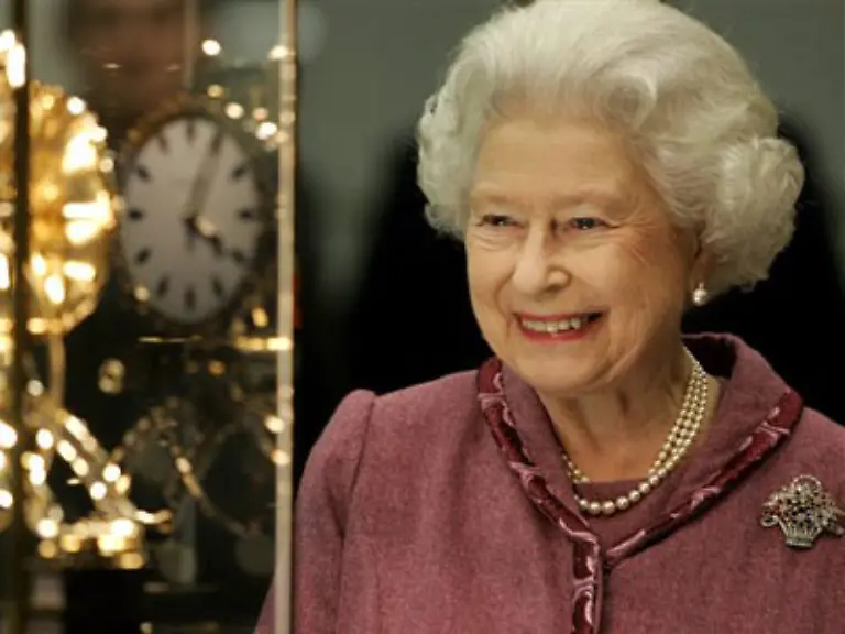 Das-Beruhigende-an-der-Queen-ist-dass-sie-sich-scheinbar-ueberhaupt-nicht-veraendert-sagte-Hofkenner-Alexander-Chancellor-in-diesen-Tagen-Und-das-sei-wahrscheinlich-auch-das-Geheimnis-ihres-Erfolgs