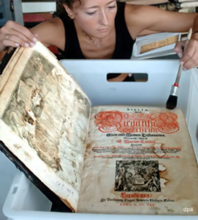 Aus-der-Werkstadt-Cranachs-stammen-auch-die-Illustrationen-der-Lutherbibel-Ein-Exemplar-aus-dem-Jahr-1630-konnte-im-September-2003-aus-der-brennenden-Anna-Amalia-Bibliothek-in-Weimar-gerettet-werden-und-ist-dort-heute-wieder-oeffentlich-zugaenglich