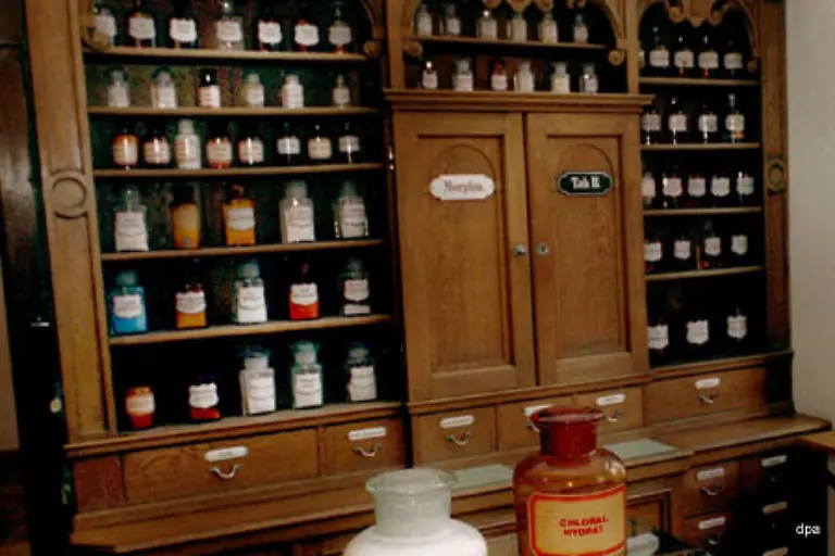 Er-ist-an-einem-Druckereibetrieb-beteiligt-und-betreibt-eine-Apotheke-mit-Weinausschank-und-Gewuerzhandel-in-der-Lutherstadt