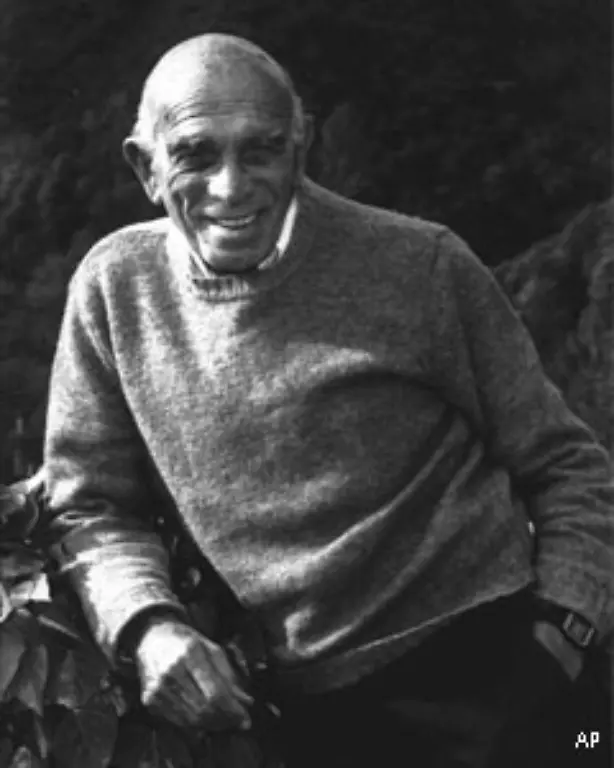 Die-Autoren-Julius-und-Philip-Epstein-fertigten-das-Drehbuch-an-Sie-erhoehten-vor-allem-den-Anteil-an-humoristischen-Szenen-Julius-Epstein-hier-im-Bild-nannte-den-Film-spaeter-allerdings-eine-seiner-schlechtesten-Arbeiten