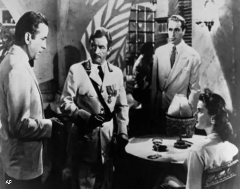 Dabei-war-Bogart-einer-der-wenigen-amerikanischen-Schauspieler-in-Casablanca-Nicht-nur-Ingrid-Bergman-auch-andere-Darsteller-kamen-aus-Europa-Einige-von-ihnen-kannten-das-Leben-der-Emigranten-aus-eigener-Erfahrung