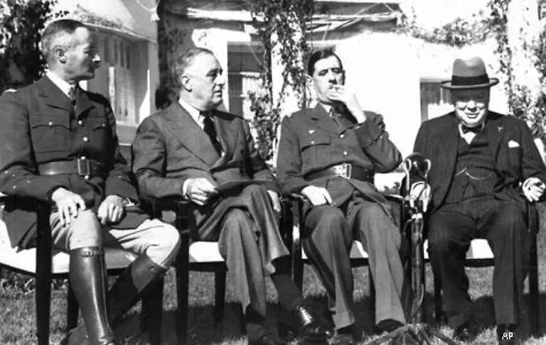 Im-Januar-1943-trafen-sich-hier-der-amerikanische-Praesident-Franklin-D-Roosevelt-2-v-l-der-franzoesische-General-Charles-de-Gaulle-2-v-r-und-der-britische-Premier-Winston-Churchill-r-um-das-weitere-Vorgehen-gegen-Deutschland-zu-planen