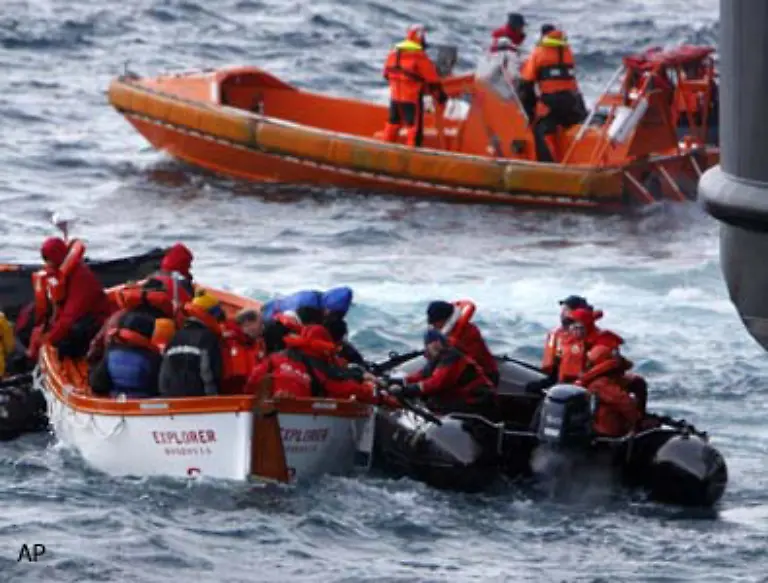 Alle-100-Urlauber-und-die-54-Besatzungsmitglieder-konnten-mit-Rettungsbooten
