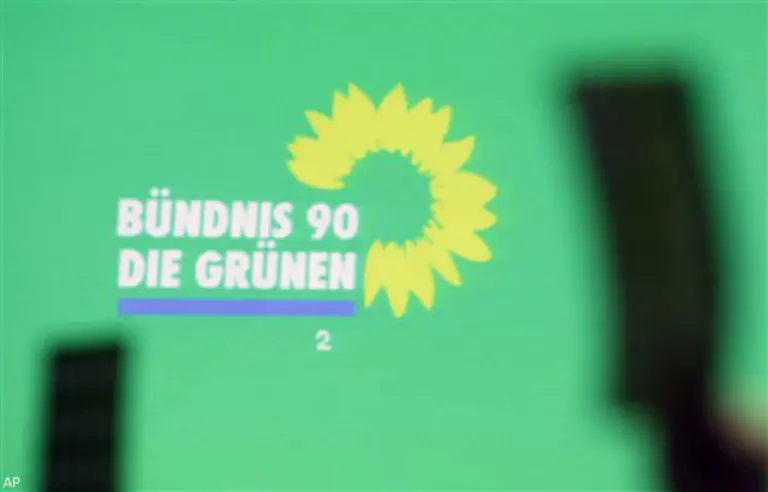15-Jahre-nach-dem-Zusammenschluss-von-Gruenen-und-Buendnis-90-hat-sich-die-Partei-ein-neues-Logo-gegeben-Die-Delegierten-des-Parteitags-in-Nuernberg-votierten-mehrheitlich-dafuer-das-Partei-Signet-zu-veraendern
