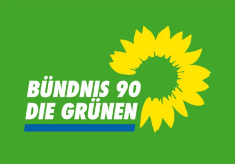 Angenommen-wurde-dieser-Entwurf-der-am-staerksten-in-der-Kontinuitaet-des-aktuellen-Logos-steht-wie-es-auf-der-Website-der-Gruenen-heisst-Die-Trennung-zwischen-BUeNDNIS-90-und-DIE-GRUeNEN-werde-durch-die-gemeinsame-Schrift-Futura-aufgehoben