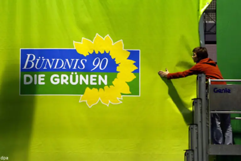 Das-alte-Logo-hatte-beide-Namensteile-BUeNDNIS-90-und-DIE-GRUeNEN-mehr-oder-weniger-unveraendert-uebernommen
