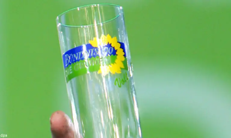 Dieses-Logo-hatte-sich-die-Partei-1993-bei-der-Vereinigung-der-damals-schon-gesamtdeutschen-Gruenen-mit-dem-ostdeutschen-Buendnis-90-ohne-offiziellen-Parteitagsbeschluss-gegeben