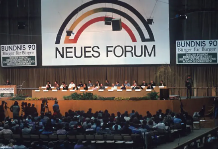 Im-Buendnis-90-waren-Oppositionsgruppen-in-der-DDR-gemeinsam-zur-Volkskammerwahl-am-18-Maerz-1990-angetreten-Zusammen-mit-den-Abgeordneten-der-Ost-Gruenen-bildeten-sie-die-Fraktion-Buendnis-90-Gruene