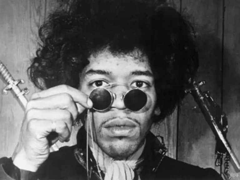 Nach-ersten-muehsamen-Musikerjahren-in-den-USA-wird-er-1965-Frontmann-und-Saenger-der-Formation-Jimmy-James-and-the-Blue-Flames