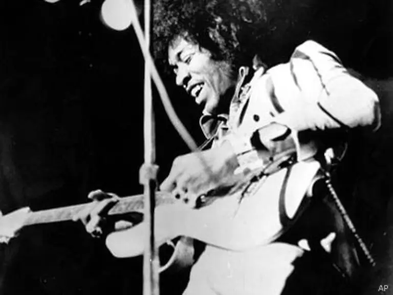Bei-einem-Auftritt-wird-der-Animals-Bassist-Chas-Chandler-auf-den-genialen-Linkshaender-aufmerksam-und-ist-von-dessen-kuenstlerischer-Leistung-so-beeindruckt-dass-er-Hendrix-einen-Vertrag-anbietet