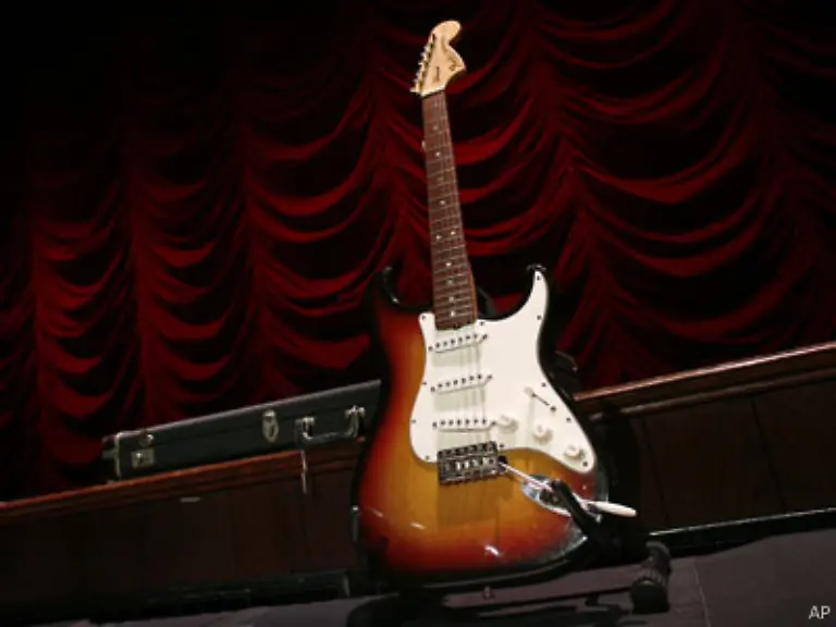 Der-Auftritt-der-Band-auf-dem-Monterey-Pop-Festival-in-Kalifornien-1967-verhilft-Hendrix-auch-in-den-USA-zum-Durchbruch-Am-Ende-seiner-Show-verbrennt-er-seine-Gitarre-und-loest-einen-Skandal-aus