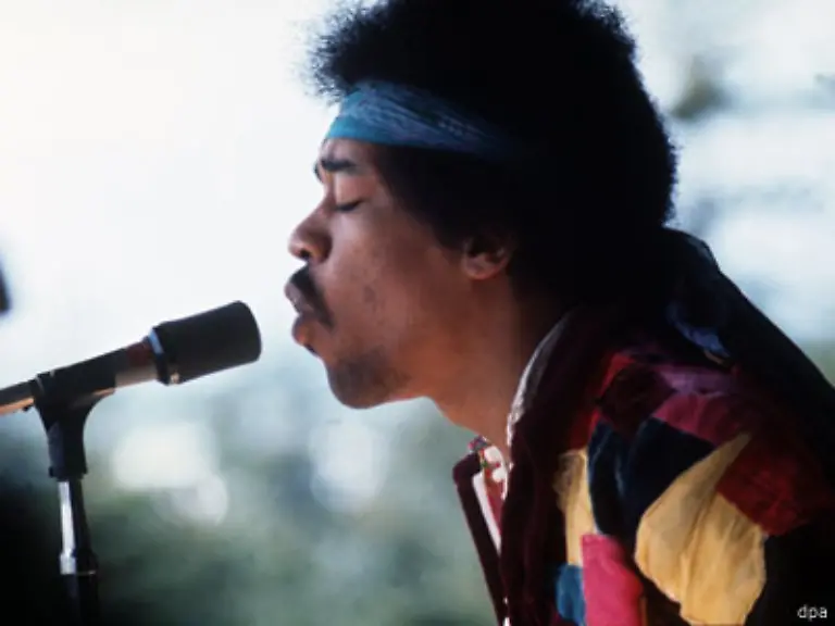 Das-letzte-Konzert-gibt-Hendrix-beim-Love-and-Peace-Festival-auf-der-Ostseeinsel-Fehmarn-Er-wird-anfaenglich-ausgepfiffen-weil-er-einen-Tag-zu-spaet-kommt-spielt-einige-Hits-wie-Hey-Joe-und-Purple-Haze-und-verschwindet-nach-dem-Auftritt-sofort-12-Tage-spaeter-ist-er-tot