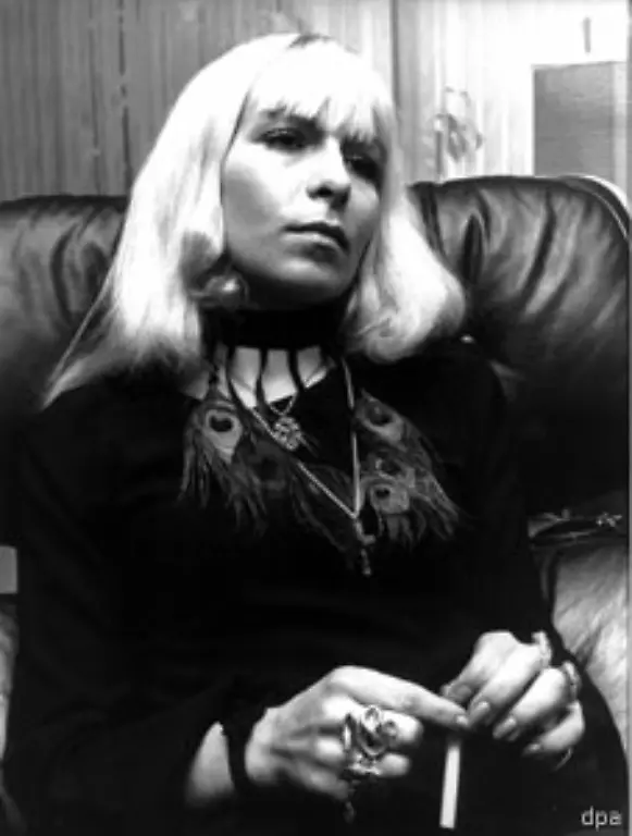 1993-werden-erneut-Ermittlungen-aufgenommen-da-seiner-damaligen-Geliebten-Monika-Dannemann-mit-der-Hendrix-die-Todesnacht-verbrachte-vorgeworfen-wird-zu-spaet-Hilfe-geholt-zu-haben-Ein-Urteil-gibt-es-nicht-Dannemann-nimmt-sich-1996-das-Leben