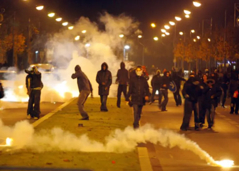 Die-Polizei-setzt-Traenengas-und-Gummigeschosse-ein